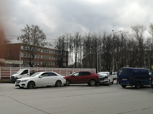 В Иванове на улице Лежневской столкнулись 4 автомобиля